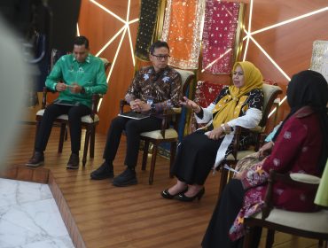 Ketua Dekranasda Kepri, Dewi Ansar saat menjadi pembicara dalam kegiatan Road to World Conference on Creative Economy (WCCE) 2026 yang diselenggarakan TVRI Kepri di Gedung Dekranasda Provinsi Kepri, Tanjungpinang, Rabu (7/10/2026). 
