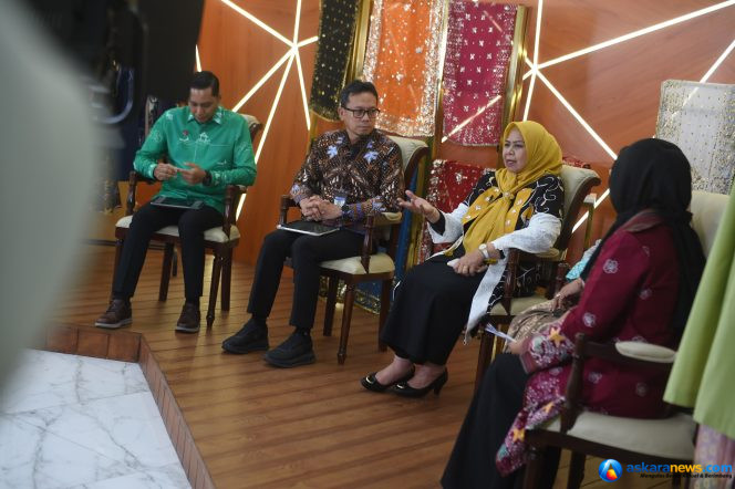 
 Ketua Dekranasda Kepri, Dewi Ansar saat menjadi pembicara dalam kegiatan Road to World Conference on Creative Economy (WCCE) 2026 yang diselenggarakan TVRI Kepri di Gedung Dekranasda Provinsi Kepri, Tanjungpinang, Rabu (7/10/2026). 