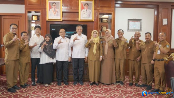 
 Sekdaprov Kepulauan Riau Misni didampingi jajaran BPSDM Kepri dan Widyaiswara berfoto bersama Tim dari Lembaga Administrasi Negara (LAN) RI, di Kantor Gubernur Kepri, Senin (19/10/2026). 