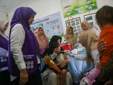 Ketua Tim Pembina Posyandu Provinsi Kepri, Dewi Kumalasari Ansar saat melakukan kunjungan kerja Tim Pembina Posyandu Provinsi Kepri dalam rangka pencanangan Bulan Imunisasi Kejar di Posyandu Saliara Perum Bukit Raya Jalan Ganet KM 12 Kelurahan Pinang Kencana, Kecamatan Tanjungpinang Timur, Rabu (21/10/2026). 