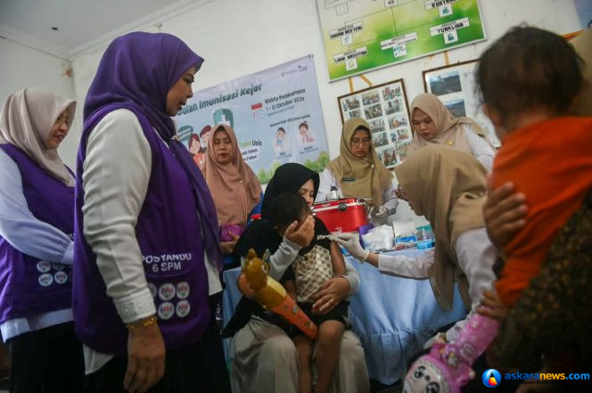 
 Ketua Tim Pembina Posyandu Provinsi Kepri, Dewi Kumalasari Ansar saat melakukan kunjungan kerja Tim Pembina Posyandu Provinsi Kepri dalam rangka pencanangan Bulan Imunisasi Kejar di Posyandu Saliara Perum Bukit Raya Jalan Ganet KM 12 Kelurahan Pinang Kencana, Kecamatan Tanjungpinang Timur, Rabu (21/10/2026). 