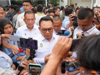 Menteri Koordinator Bidang Politik dan Keamanan Jenderal TNI (Purn.) Prof. Dr. Dudung Abdurachman saat memberikan keterangan pers usai menghadiri kegiatan di Istana Negara, Rabu (7/10/2026). 