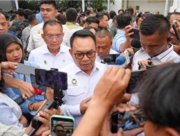 Menteri Koordinator Bidang Politik dan Keamanan Jenderal TNI (Purn.) Prof. Dr. Dudung Abdurachman saat memberikan keterangan pers usai menghadiri kegiatan di Istana Negara, Rabu (7/10/2026). 